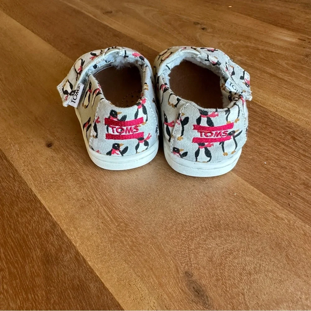 Toms Cream and Black Moccasins with Fringe